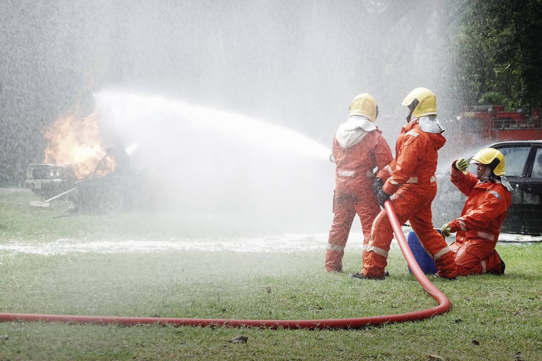 Pompier en action portant un équipement complet de protection contre l’incendie (EPI de lutte contre l’incendie)
