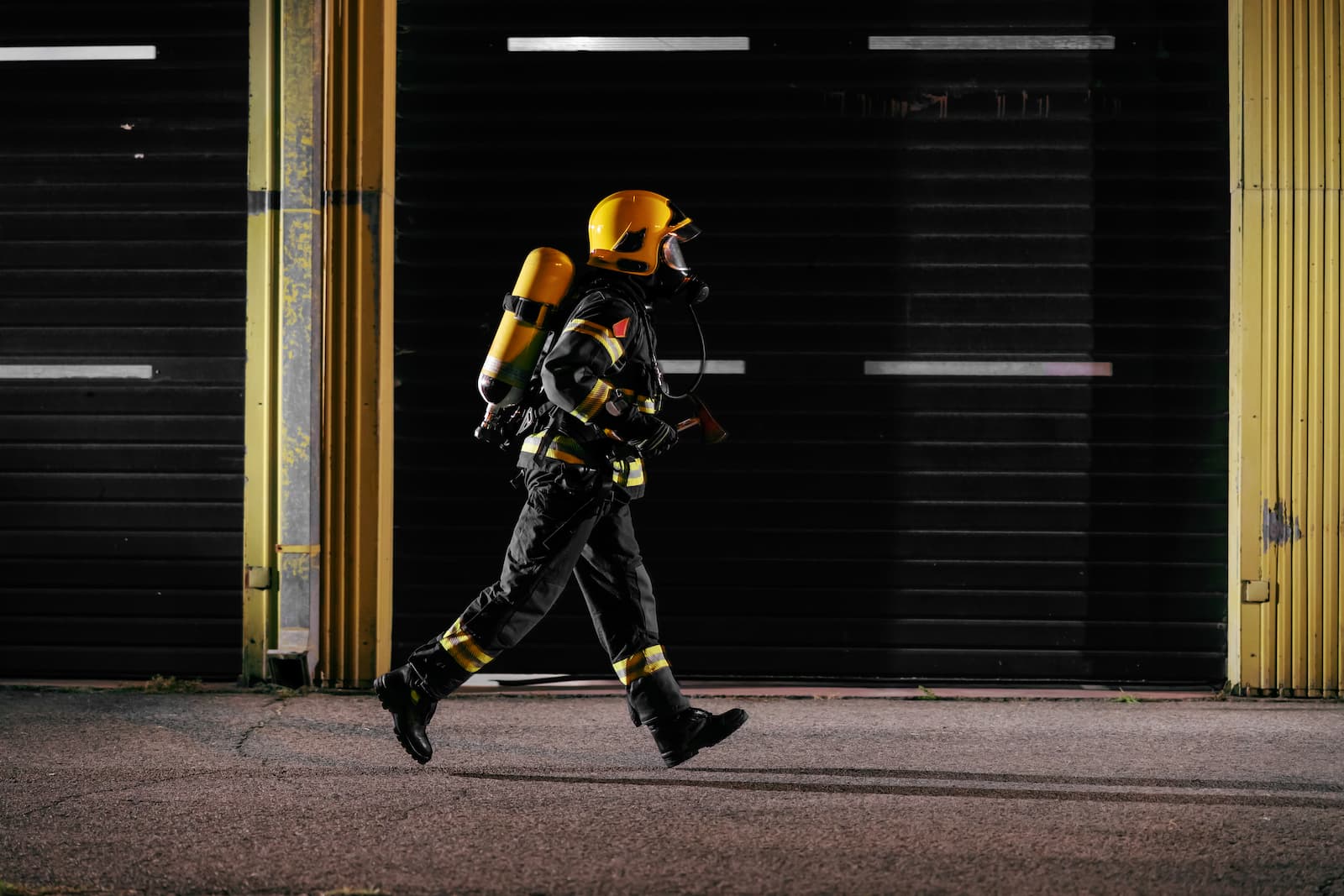 Pompier en action portant un équipement complet de protection contre l’incendie (EPI de lutte contre l’incendie)